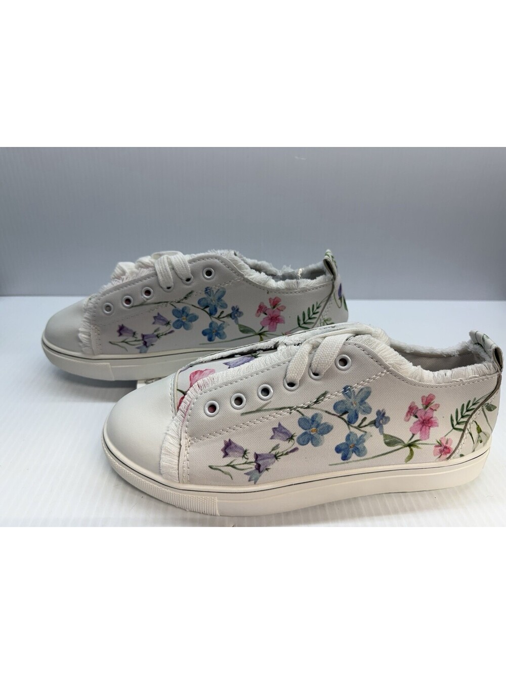 Woman's Tennis Shoes Floral White Size 9.5/41 Unbranded